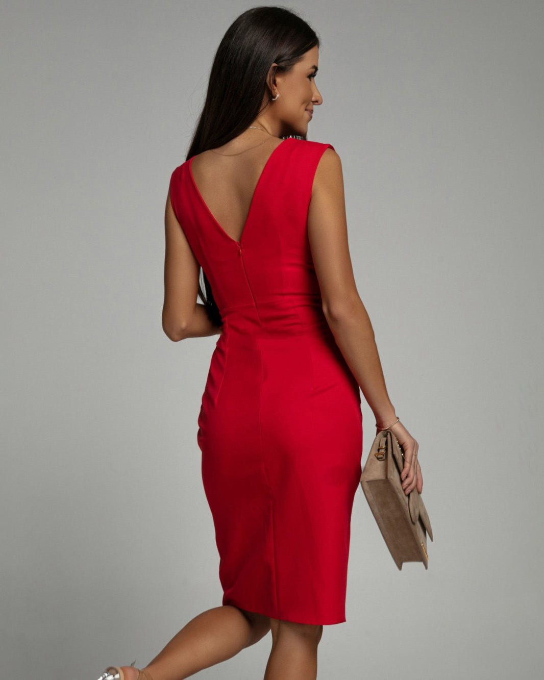 robe ajustée en tissu doux avec décolleté en V pour un confort élégant