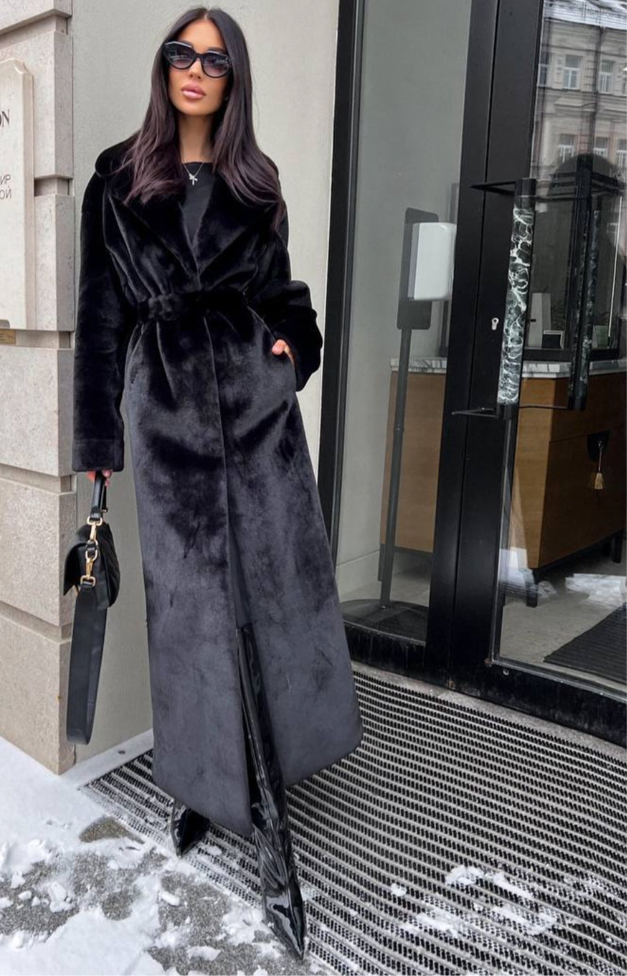 manteau en faux fourrure avec doublure satinée pour un confort élégant