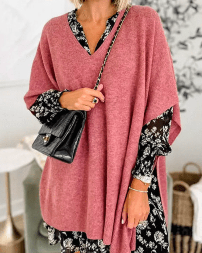 Poncho en laine douce, décolleté en V et coupe confortable pour l'hiver
