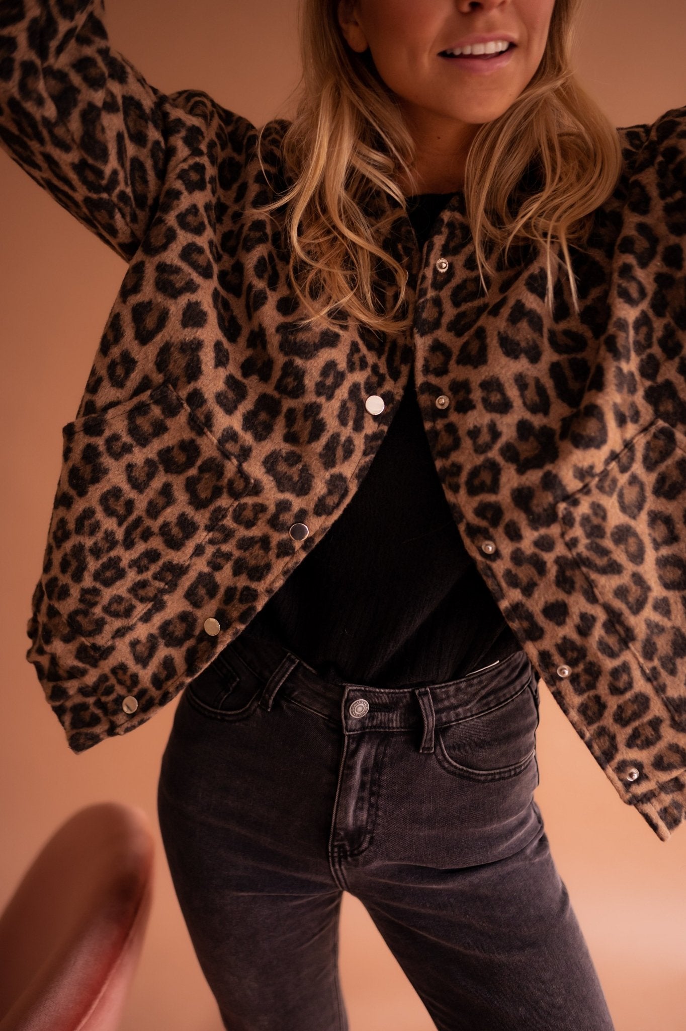 blazer élégant en tissu doux avec motif léopard pour un style affirmé