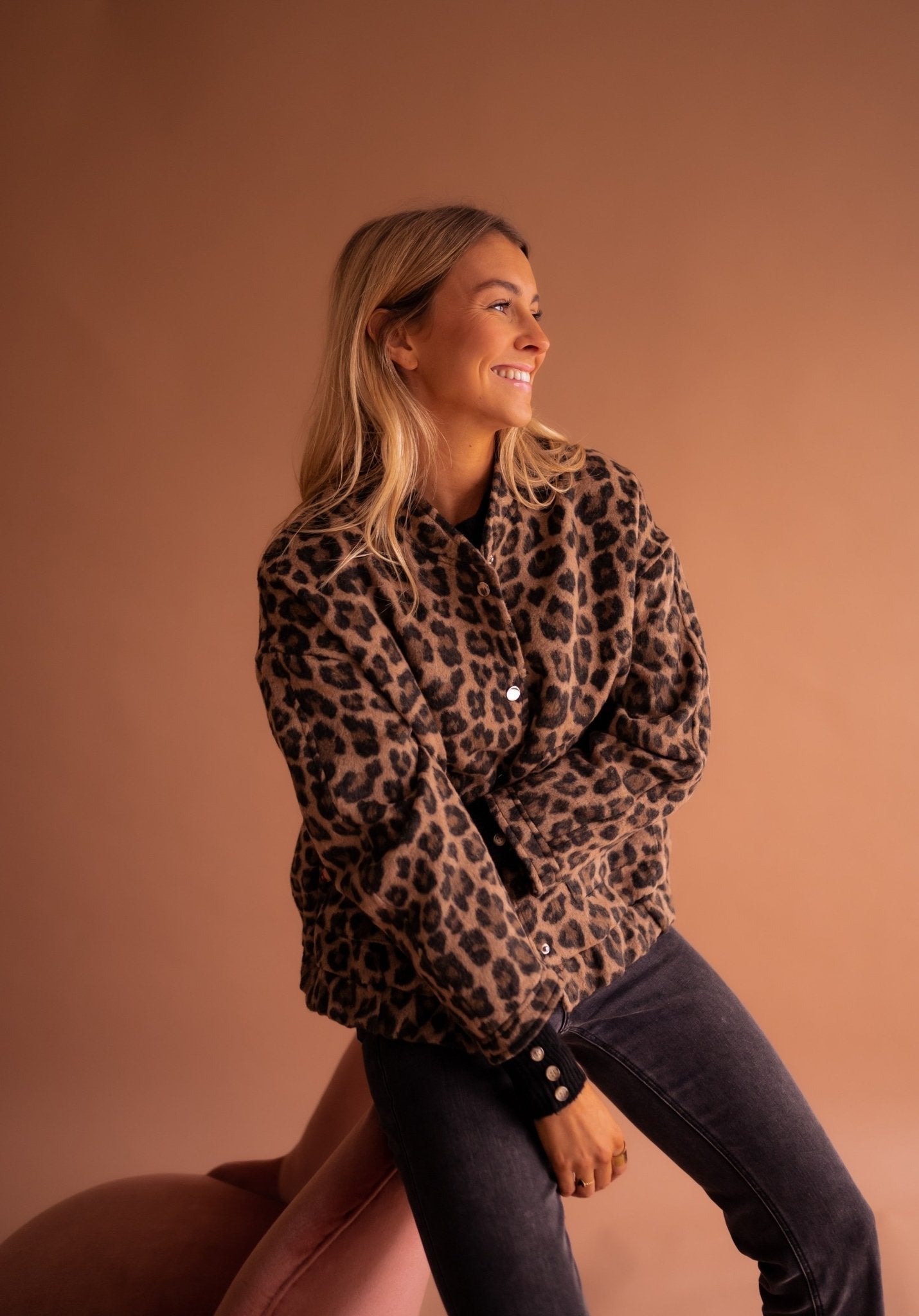 blazer élégant en tissu doux avec motif léopard pour un style affirmé