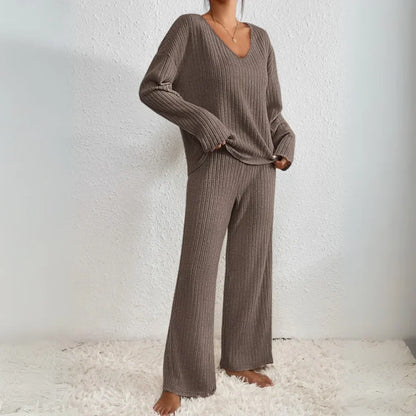 ensemble deux pièces en tissu confortable avec pantalon droit et top col en V