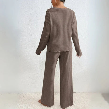 ensemble deux pièces en tissu confortable avec pantalon droit et top col en V