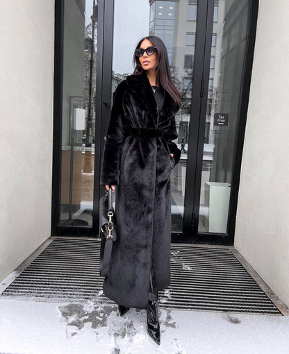 manteau en faux fourrure avec doublure satinée pour un confort élégant