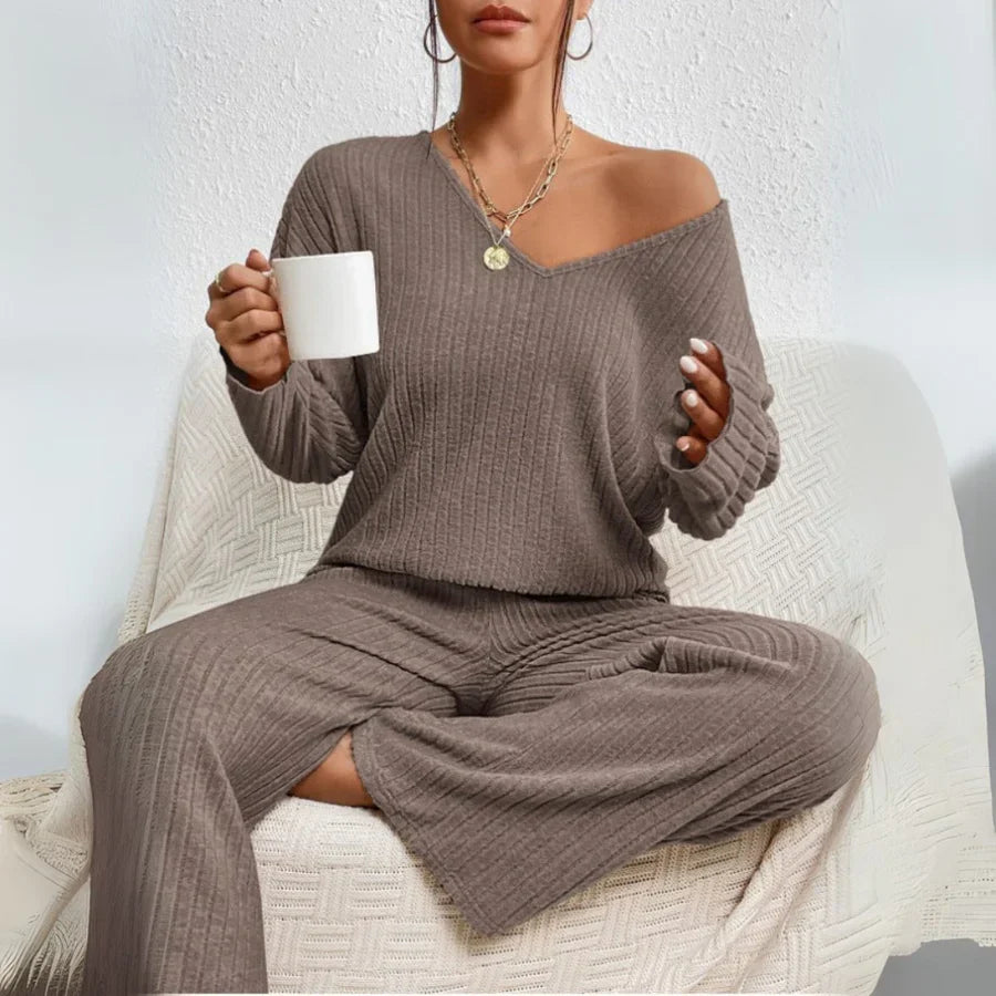ensemble deux pièces en tissu confortable avec pantalon droit et top col en V