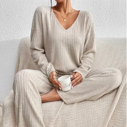 ensemble deux pièces en tissu confortable avec pantalon droit et top col en V